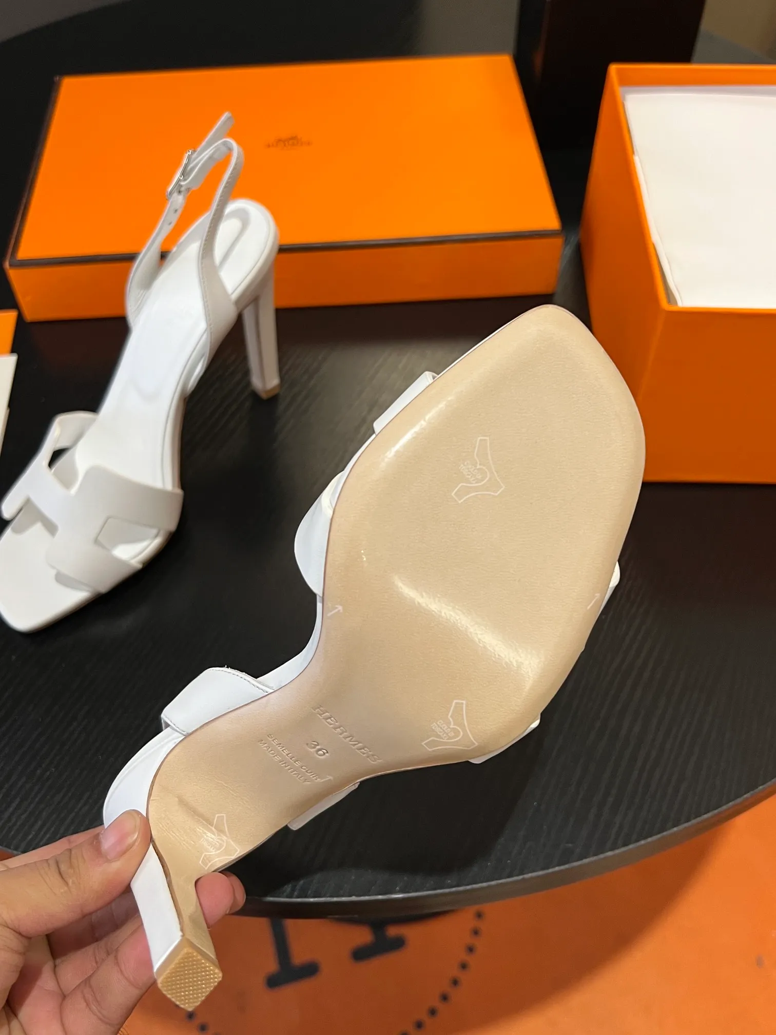 👟👟Ex-factory price 600👟👟Hermès 2023 high-heeled temperament sandals original customization! Counter synchronization! Hermès high heels have always been simple, fashionable and elegant! ! ! It can hold any style of wear, the height of 10.5cm is easy to control, and the feet feel comfortable and pressure-free! The classic and elegant style brings a sense of luxury to your feet! Highly recommended Material: Upper imported calfskin + mixed sheepskin lining Outsole: Italian genuine leather sole Size: 34-42 (34.41.42 customization is non-returnable and non-exchangeable)